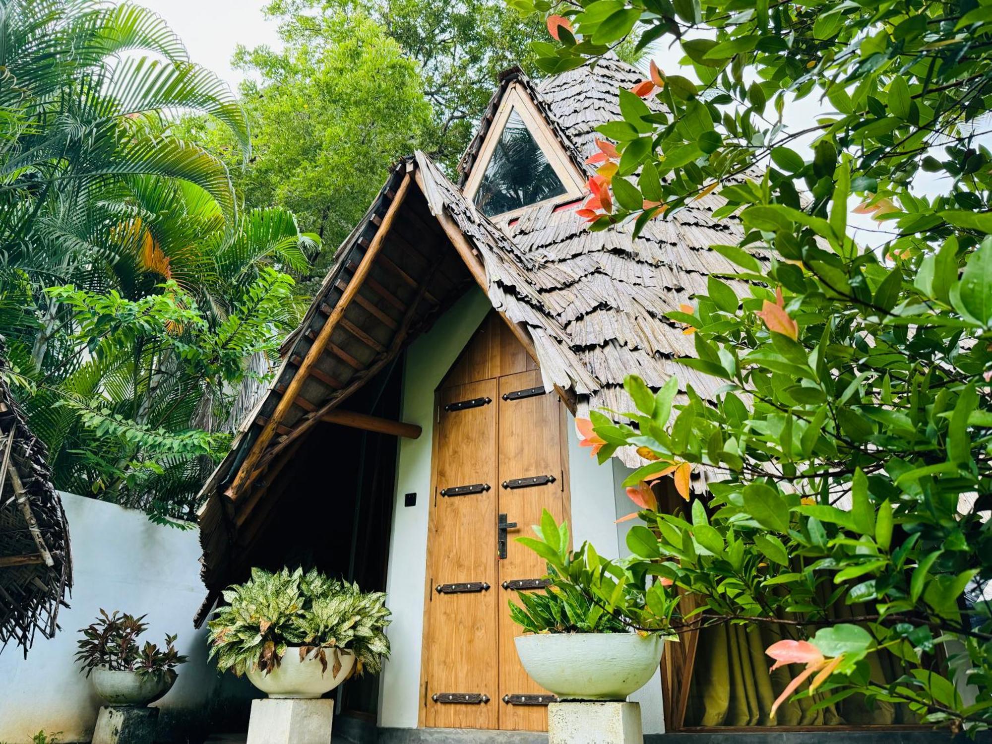 Turtle Wood Cabin Tangalle Bagian luar foto