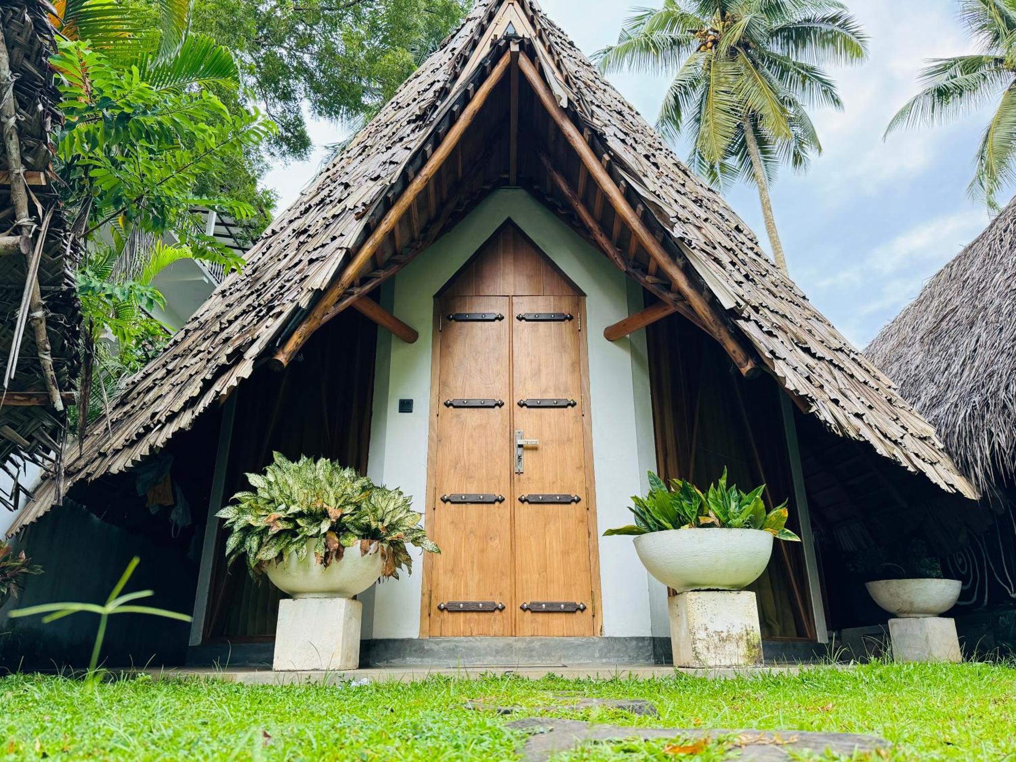 Turtle Wood Cabin Tangalle Bagian luar foto