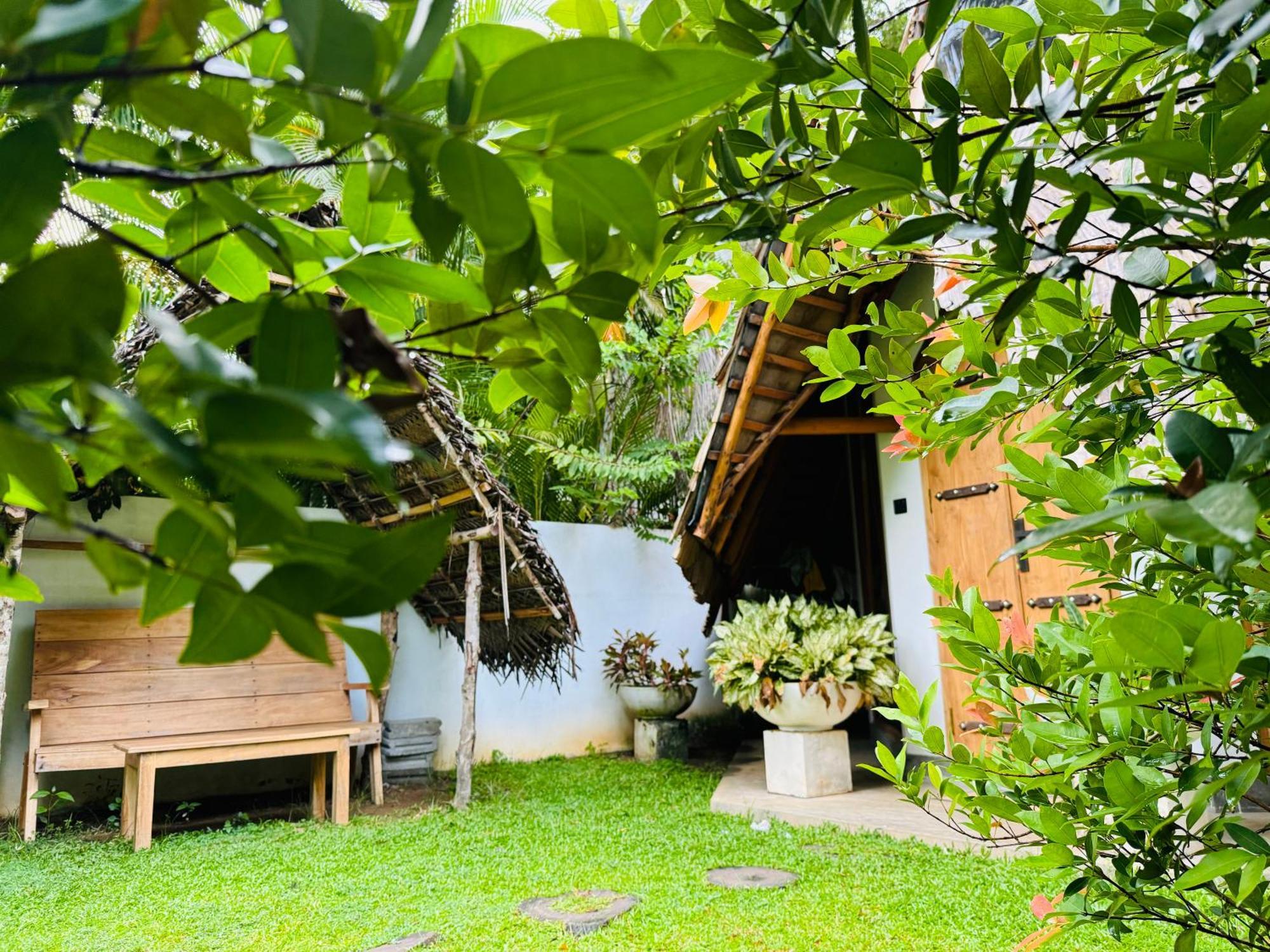 Turtle Wood Cabin Tangalle Bagian luar foto