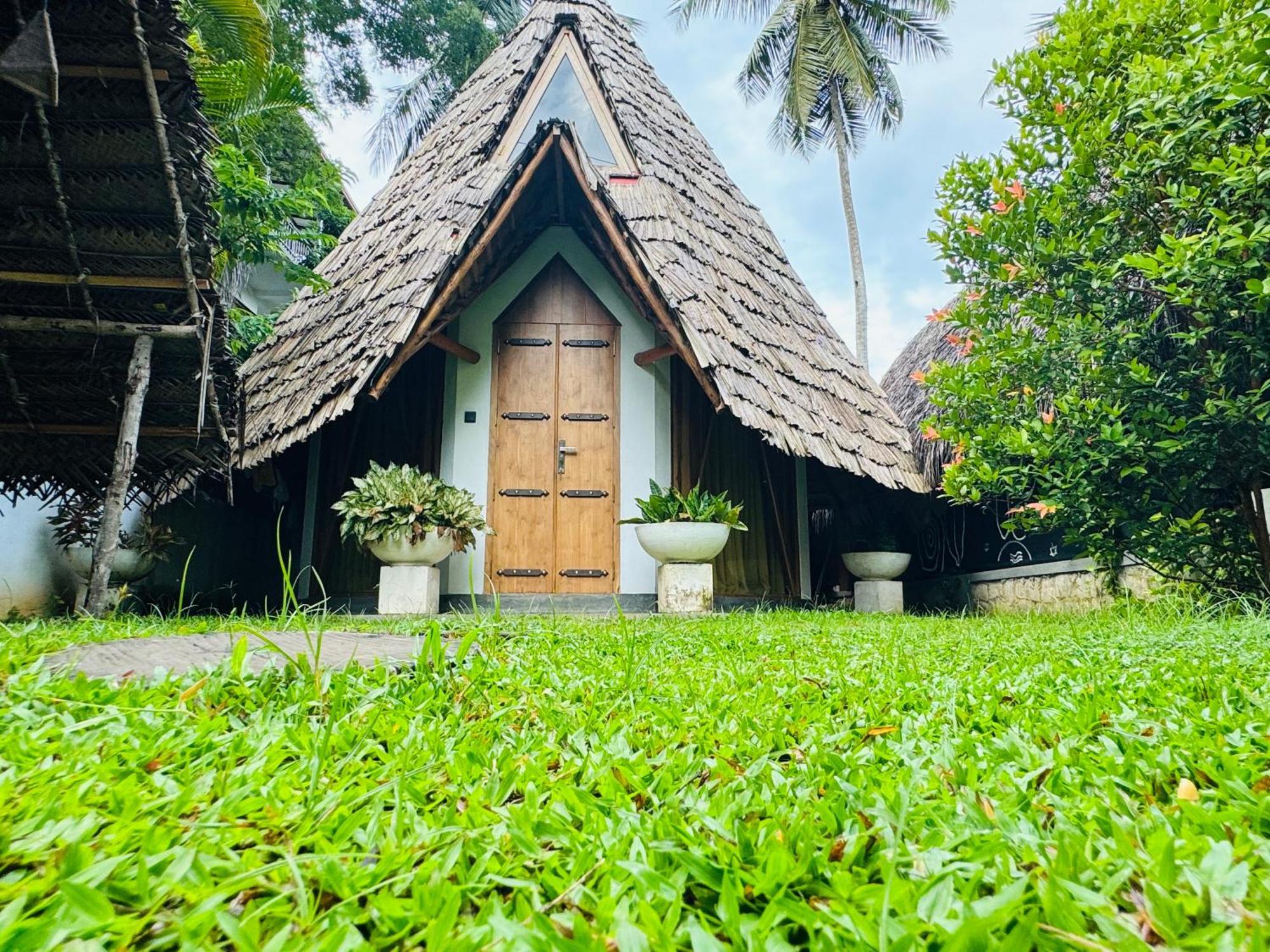 Turtle Wood Cabin Tangalle Bagian luar foto